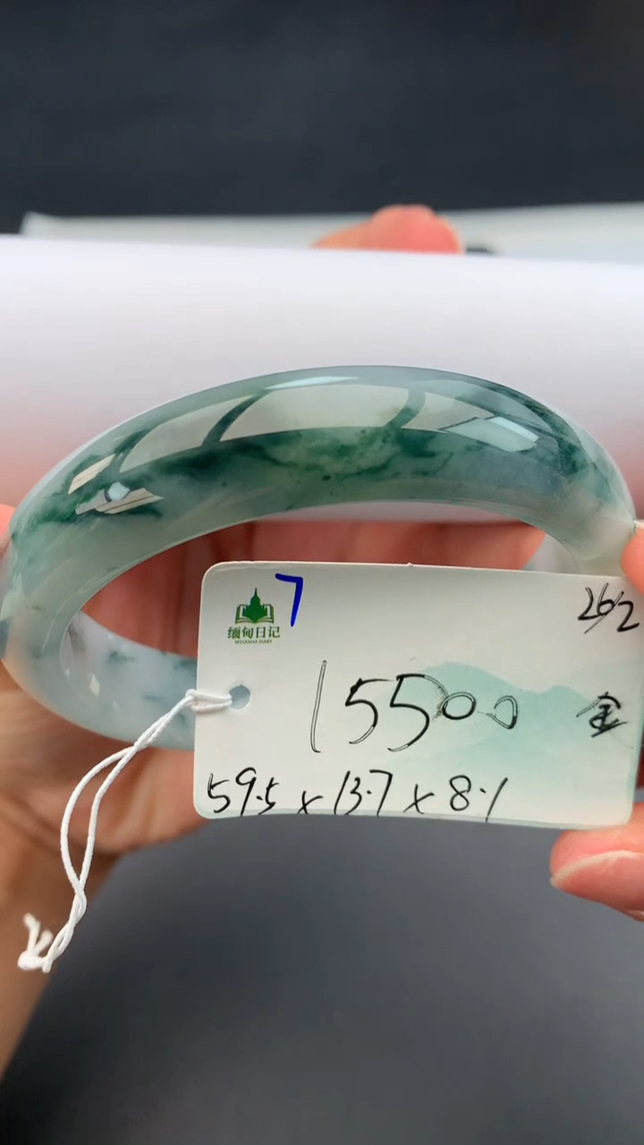 【闪购商品】翡翠手镯未镶嵌女神节#送礼#，下单联系客服核对地址~