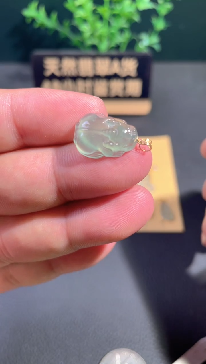 颈饰18K金镶嵌翡翠基地发货