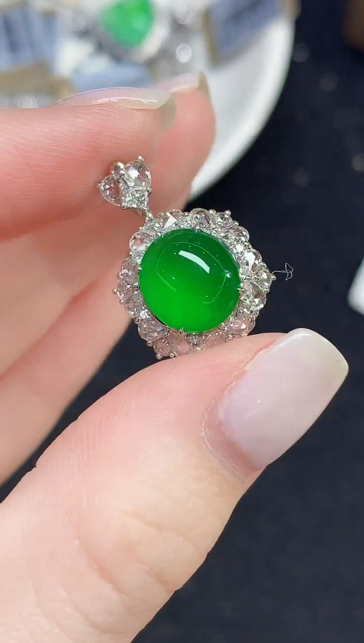 18K金镶嵌戒指翡翠多样性发其一