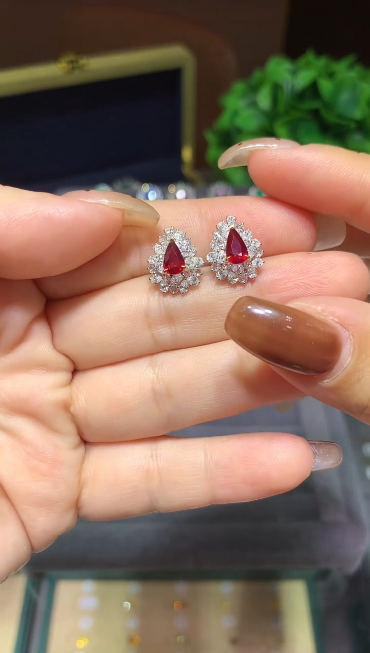 18K金镶嵌耳饰红宝石1.32ct