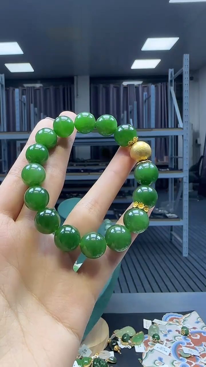 18K金镶嵌手串和田玉1