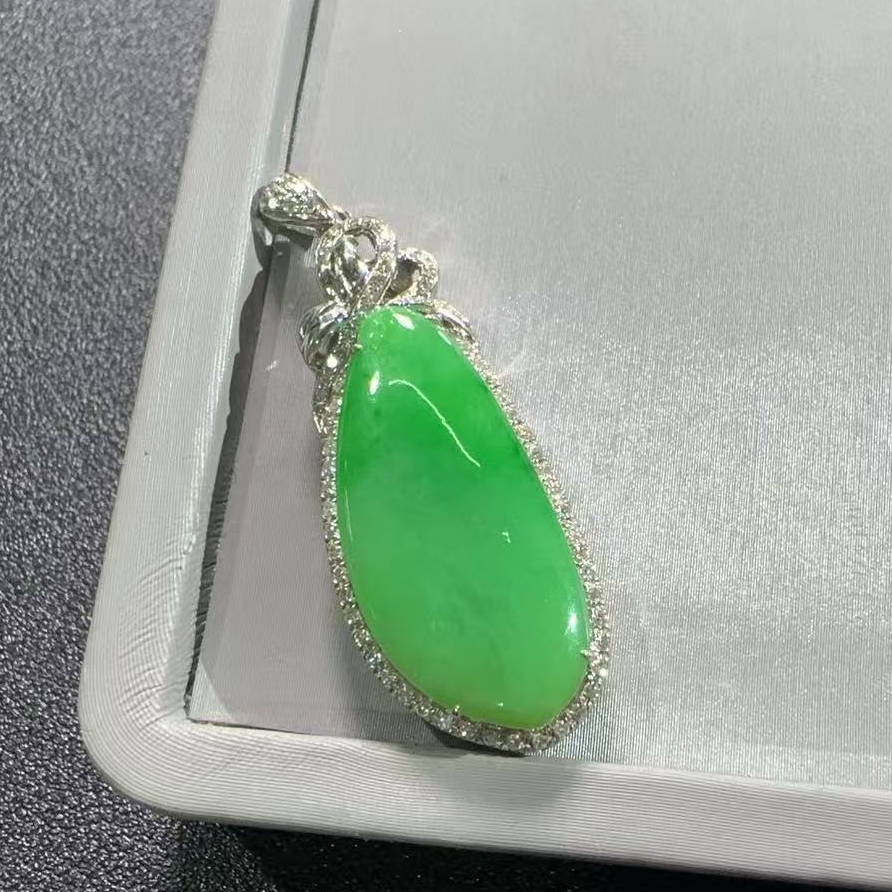 雅姐翡翠-18k金镶嵌翡翠颈饰