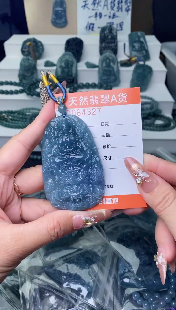 翡翠未镶嵌颈饰··············
