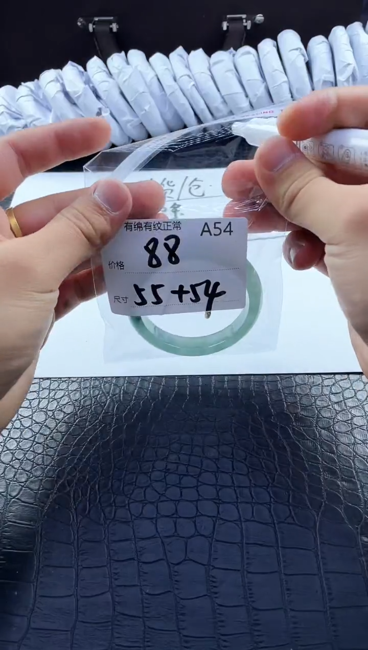 时尚冰透女款精美美人镯A54