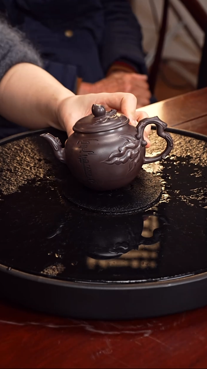 茶壶紫砂丁雪英  桃李春风48  紫泥  340毫升 配汉棠盆