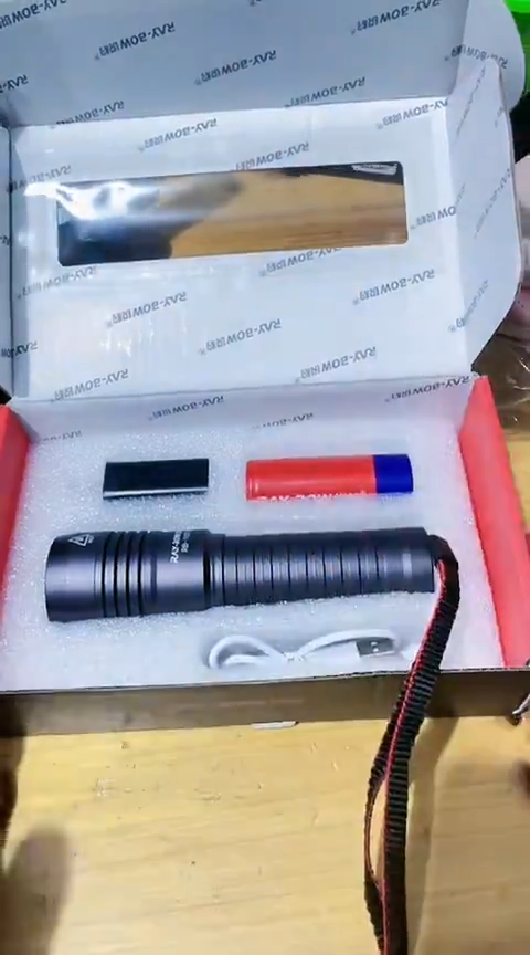 B701定焦战术手电带电池盒装