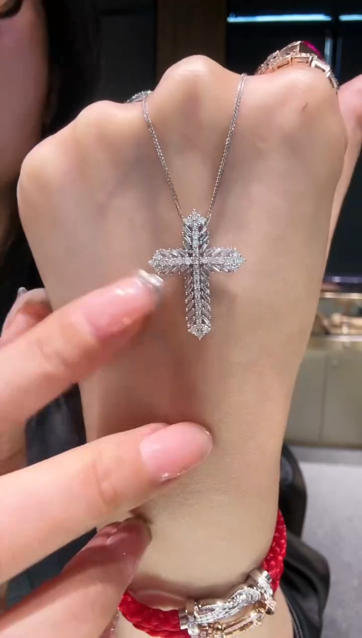 【闪购商品】钻石吊坠（不含链）18K金镶嵌1克拉麦穗十字架