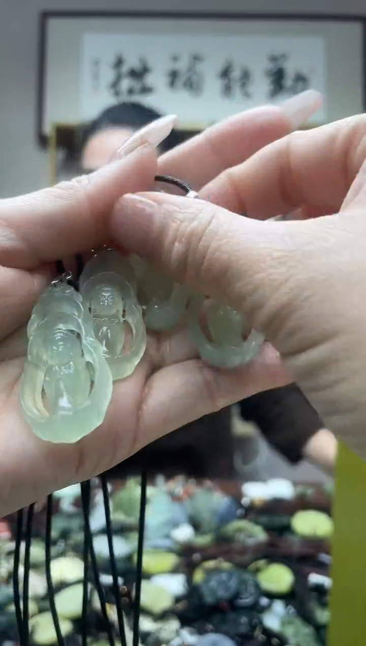 未镶嵌岫玉吊坠`