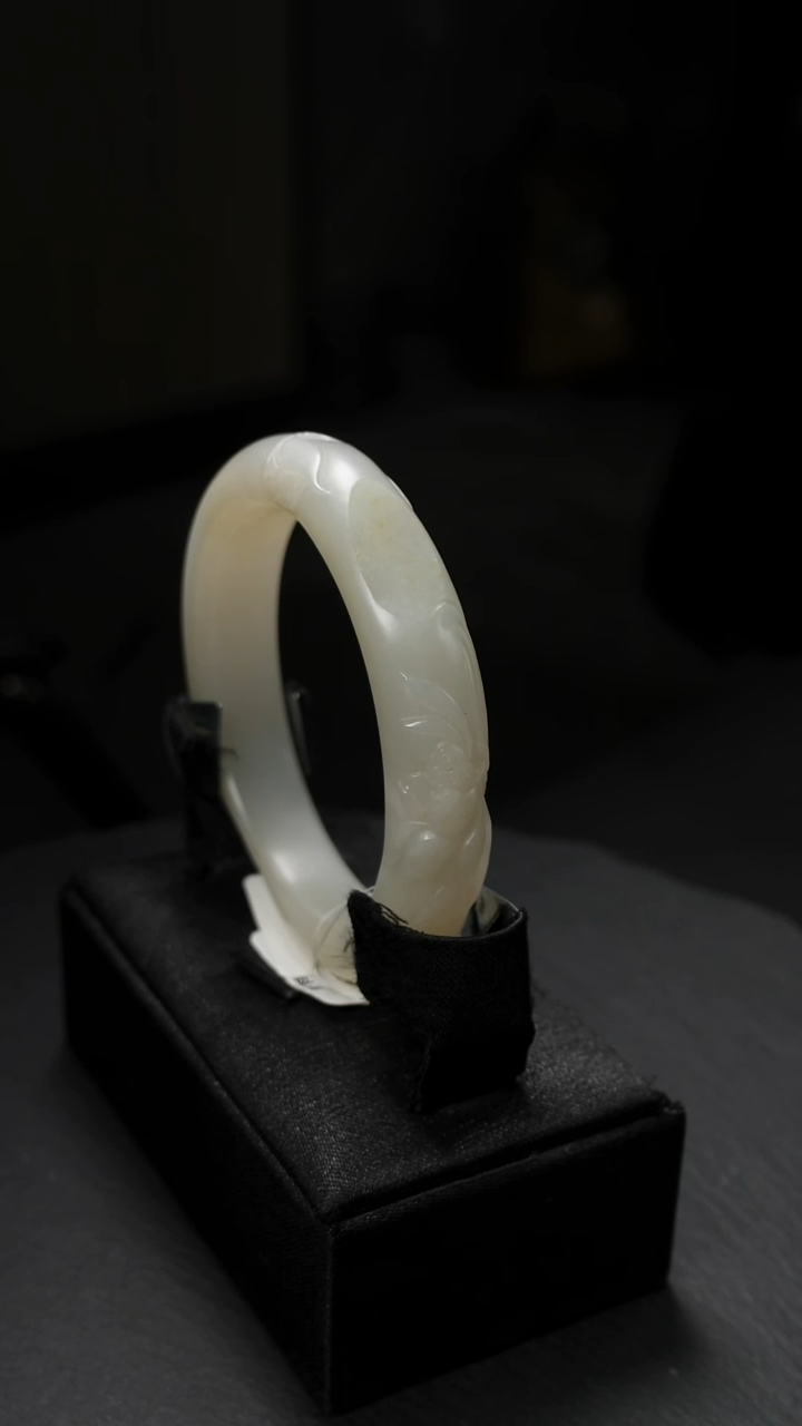 未镶嵌手镯和田玉白玉洒金皮雕刻莲花手镯53.5圈