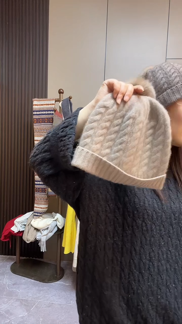 羊绒毛球扭花帽驼色