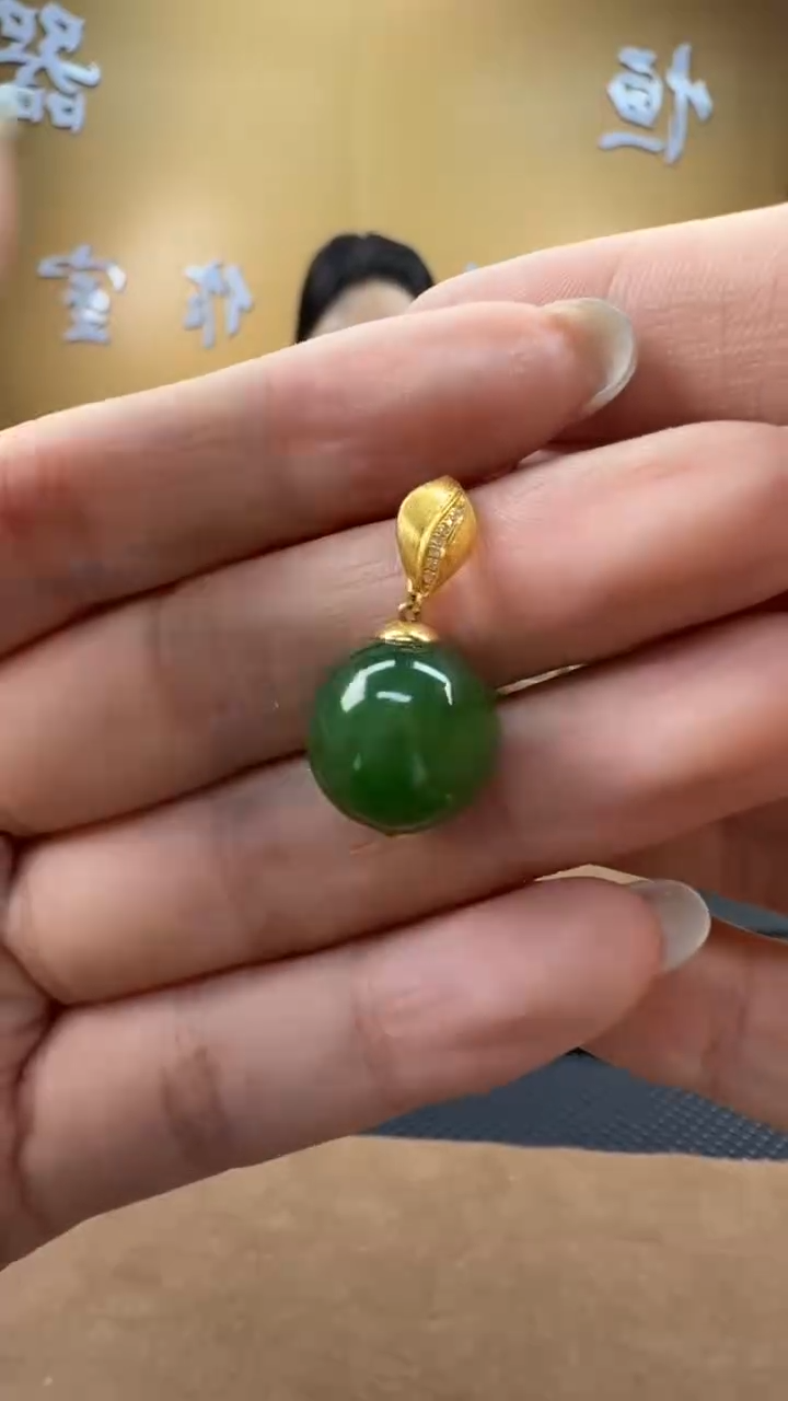 颈饰18K金镶嵌和田玉挂件