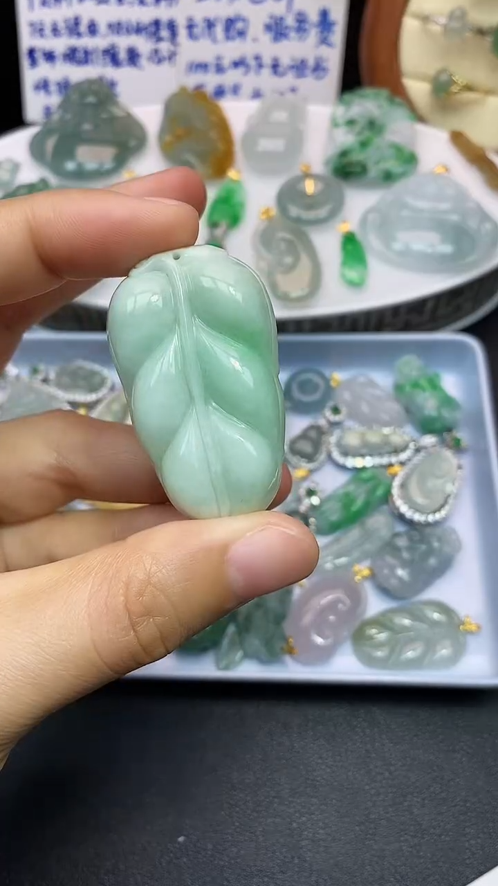 颈饰未镶嵌翡翠吊坠