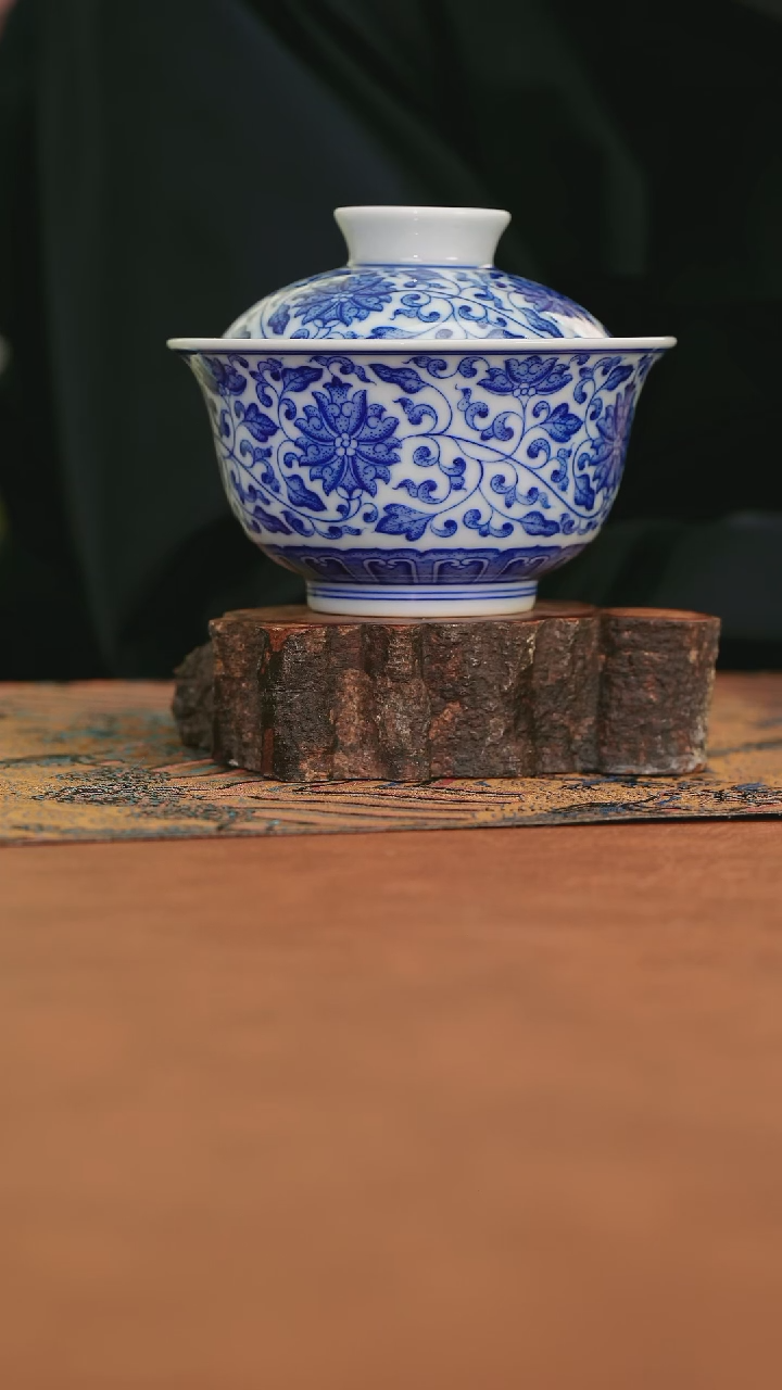 摆件陶缠枝莲大盖碗