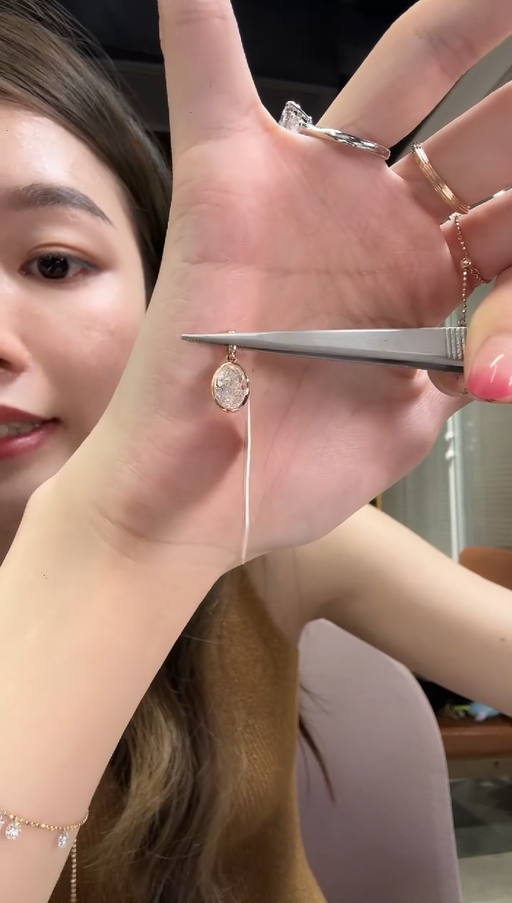 实验室培育钻石18K金镶嵌吊坠L 1.5克拉椭圆泡泡吊坠