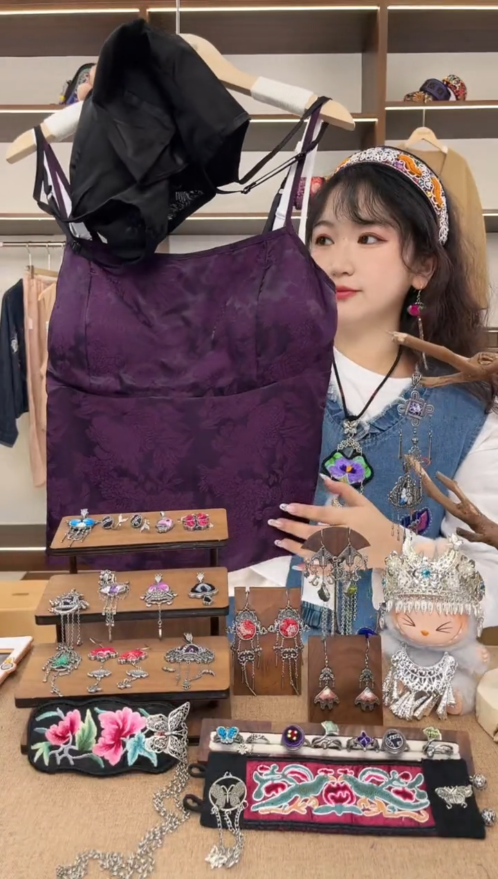 织绣A19 黔东南苗族刺绣紫色