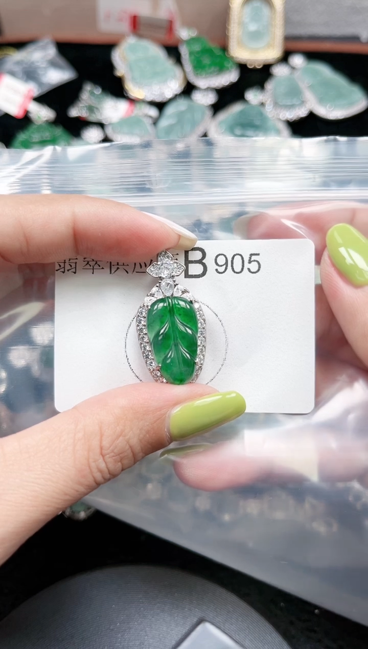 【闪购商品】翡翠颈饰未镶嵌赠皮绳905