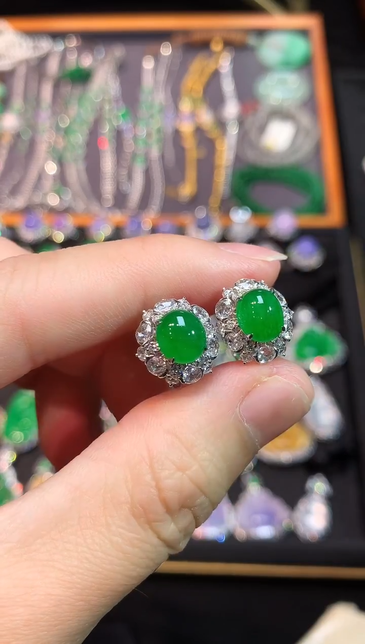 18K金镶嵌翡翠耳饰高冰正阳满绿蛋面耳包