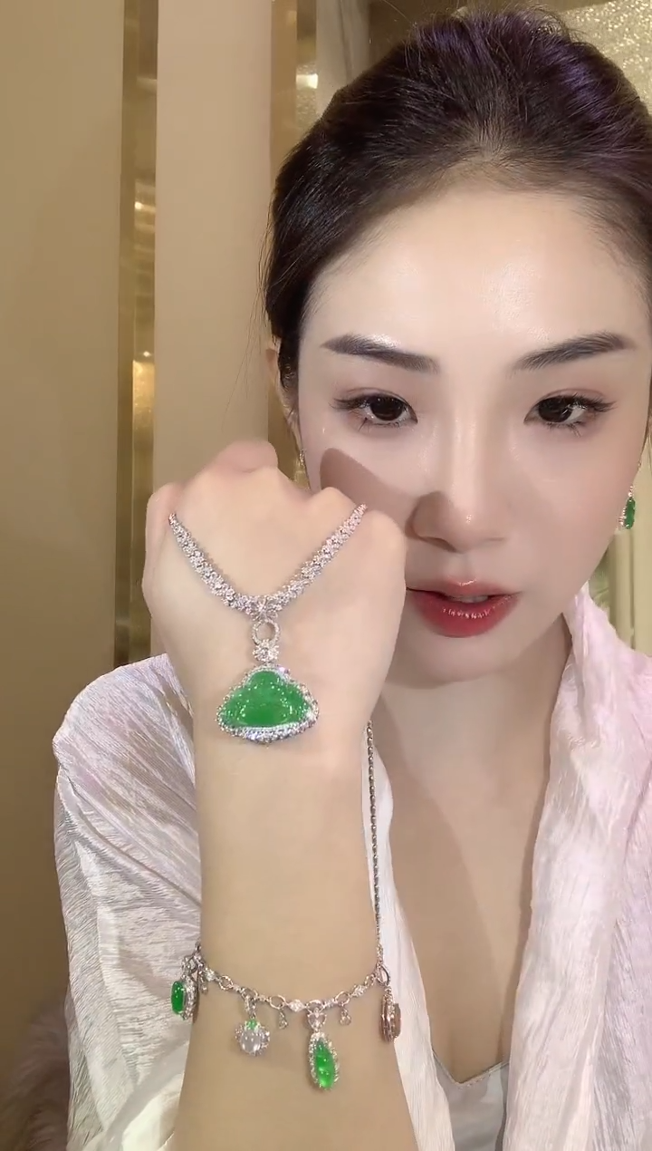 【闪购商品】翡翠吊坠(不含链)18K金镶嵌B59