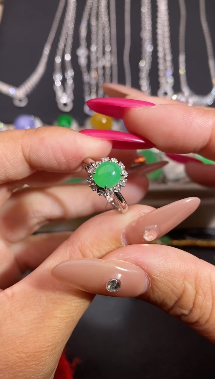 颈饰18K金镶嵌翡翠戒指