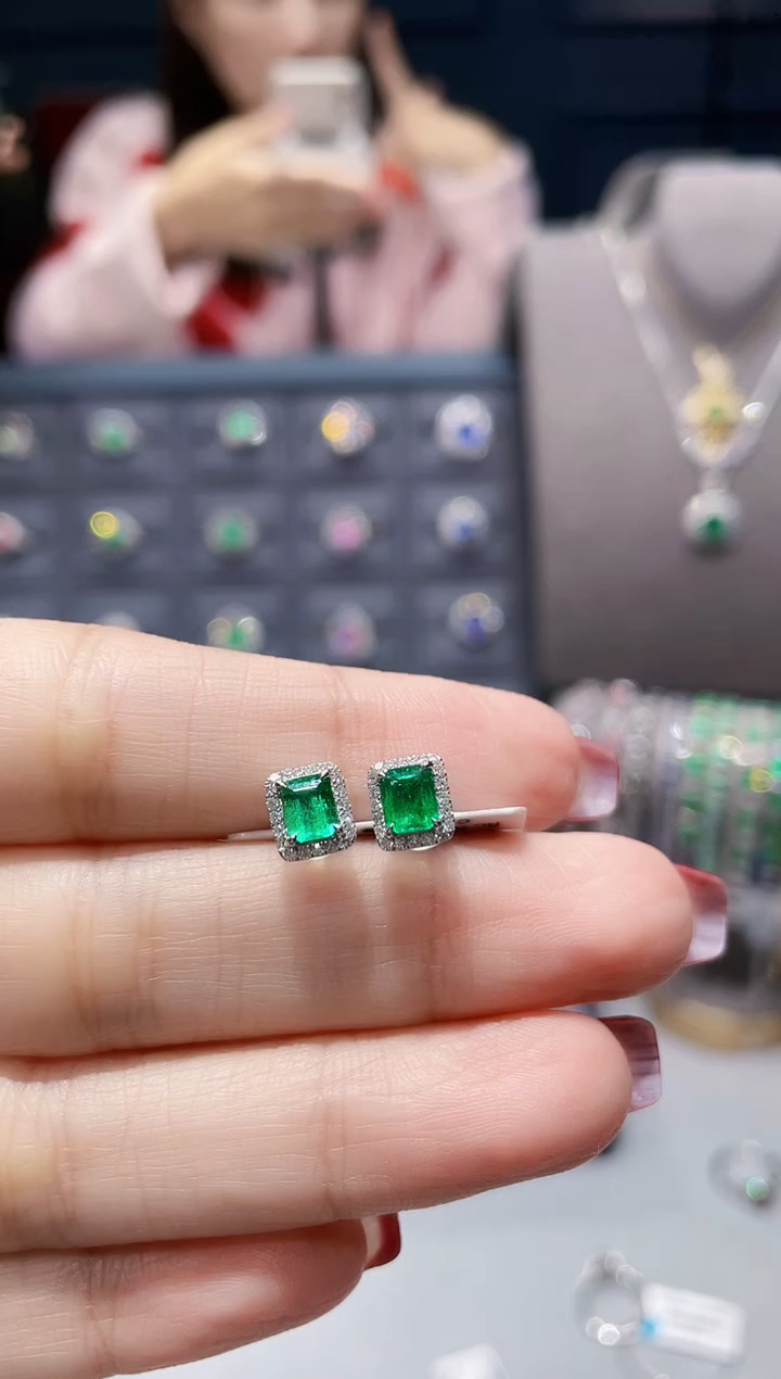 【闪购商品】祖母绿耳钉18K金镶嵌0.82克拉