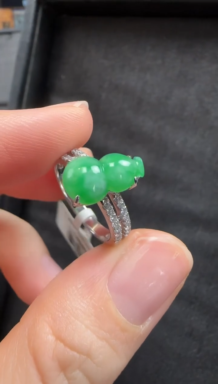 18K金镶嵌戒指翡翠110葫芦一枚