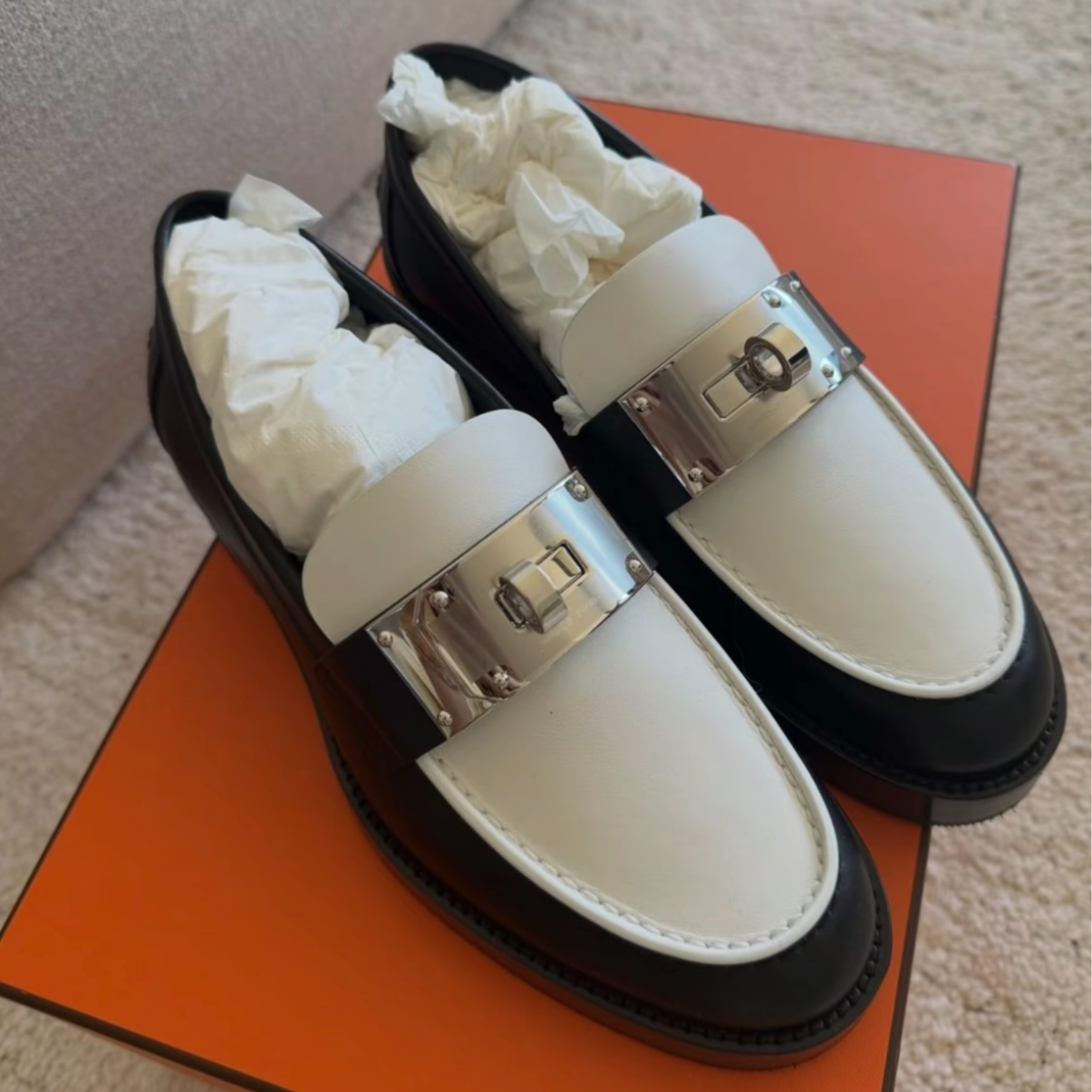 未使用 Hermes/爱马仕 爱马仕 黑白拼色银扣乐福37.5