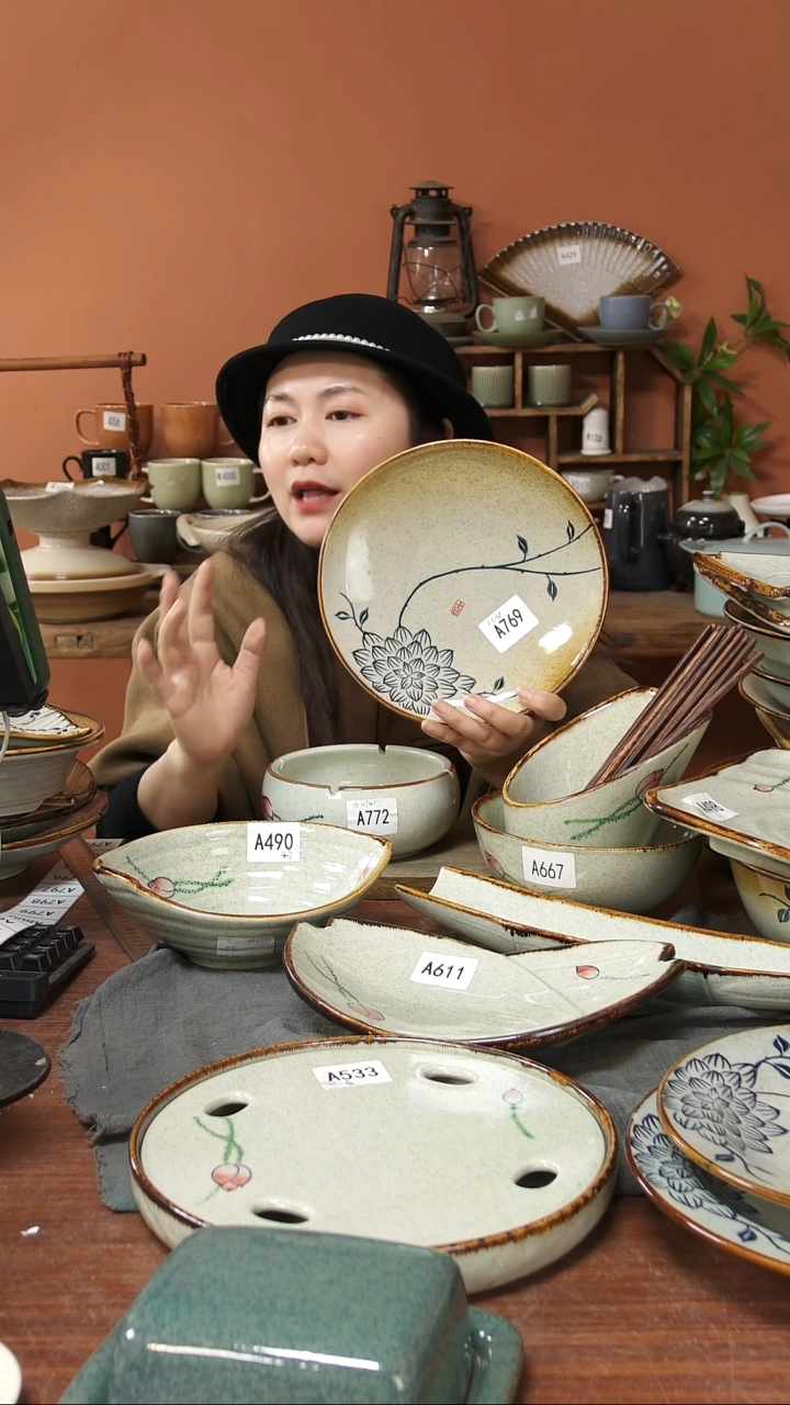 陶瓷A769 一只手绘蓝莲花圆盘23*3微瑕