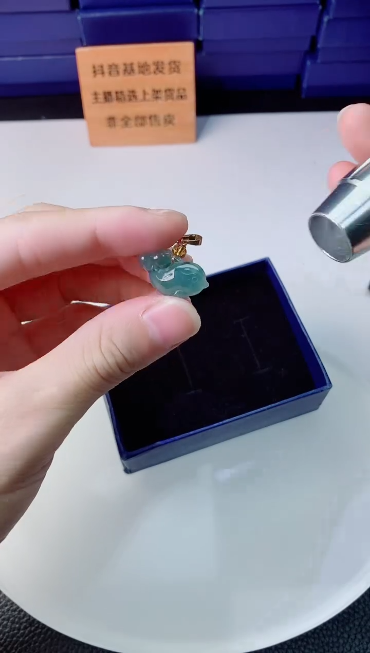 翡翠未镶嵌颈饰  `