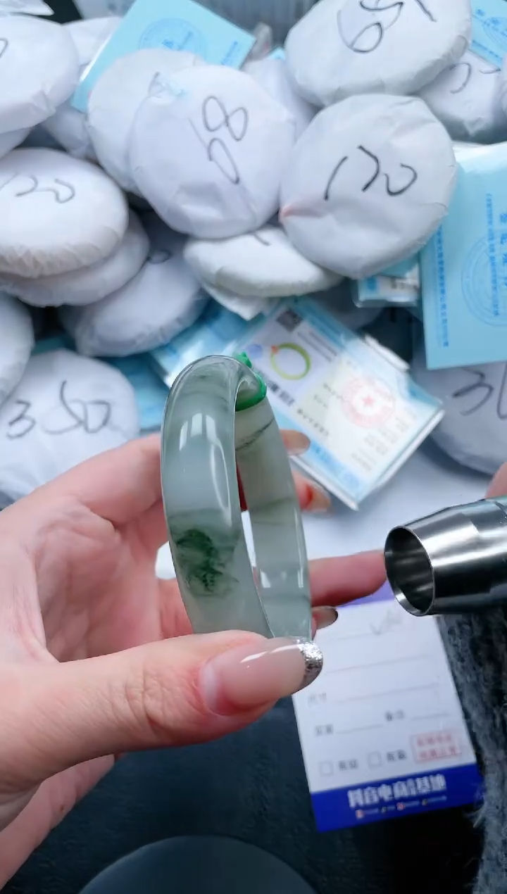 【闪购商品】石英质玉手镯未镶嵌17V303-61