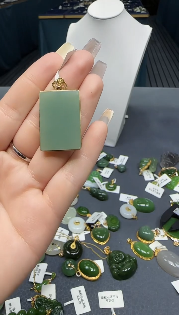 【闪购商品】和田玉挂件18K金镶嵌1