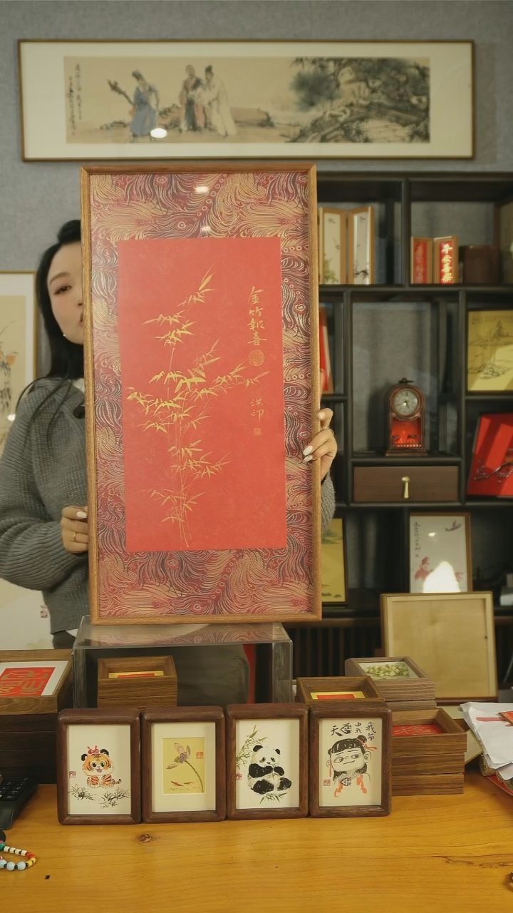 【闪购商品】书法【金竹报喜】宋锦实木榫卯68*37