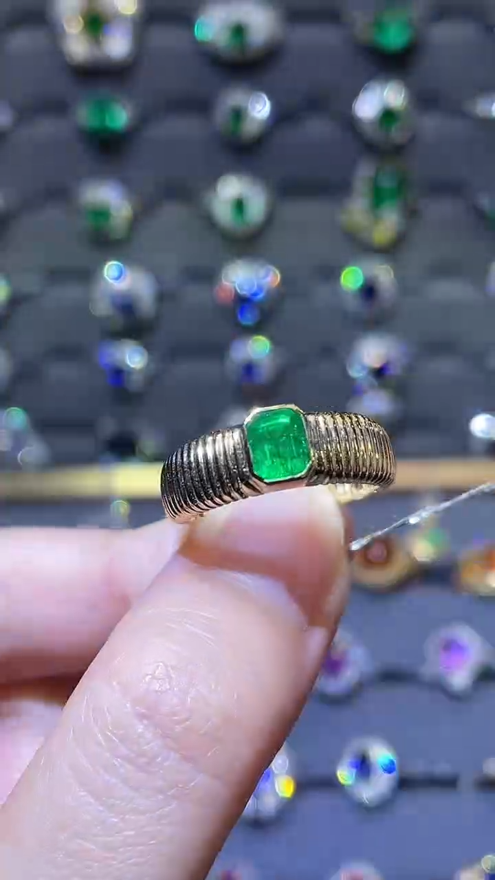 祖母绿戒指18K金镶嵌潘杰希尔0.69ct
