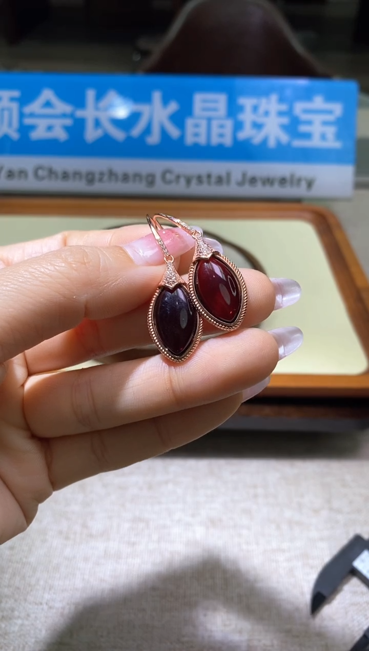 【闪购商品】血珀耳饰银S925镶嵌多样性发一件330