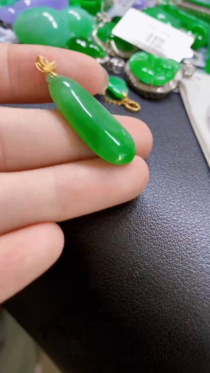 颈饰18K金镶嵌翡翠瓜