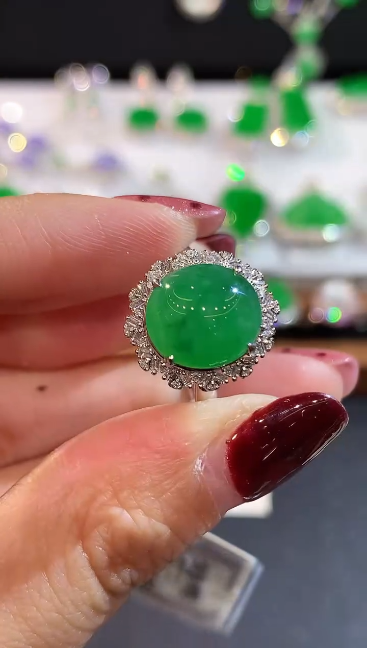 18K金镶嵌戒指翡翠多样性发其一