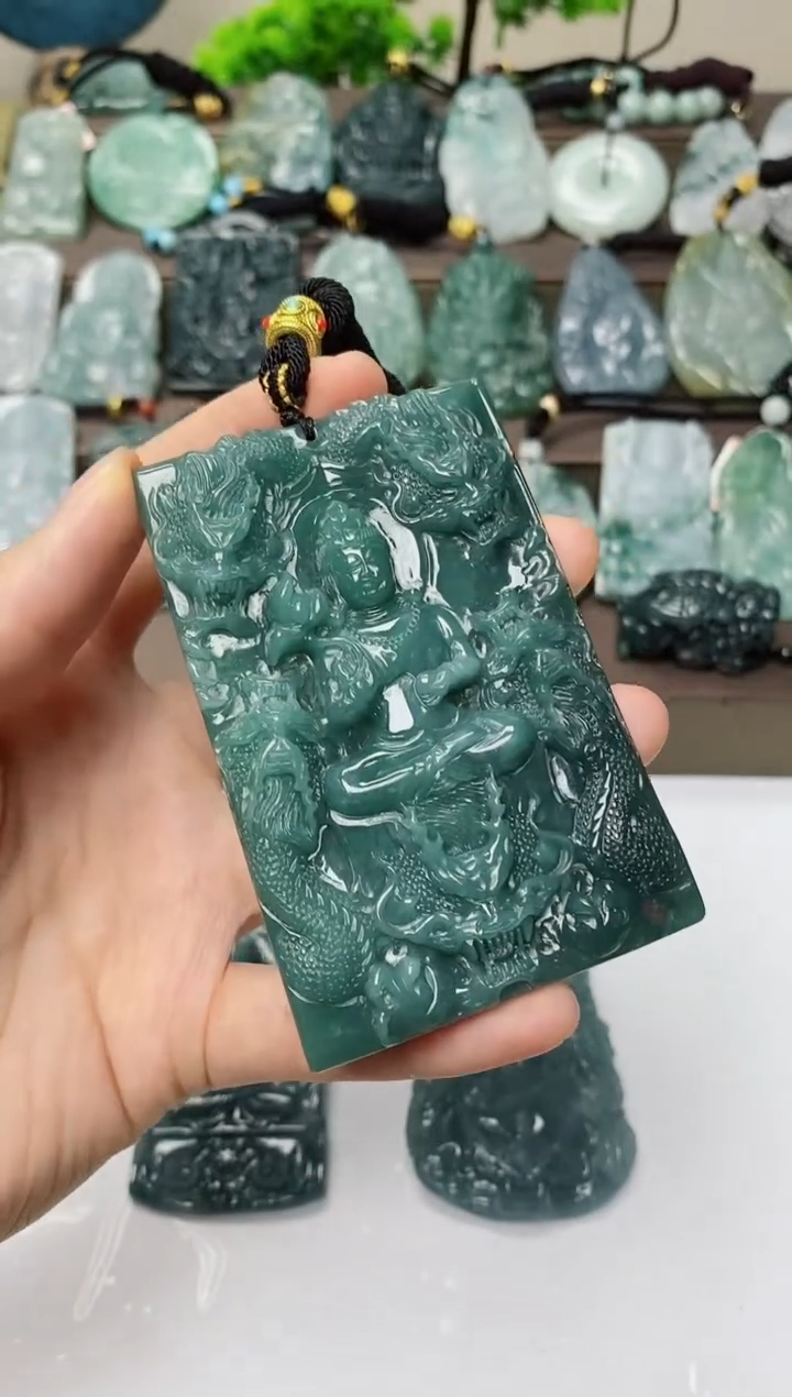 翡翠未镶嵌颈饰          