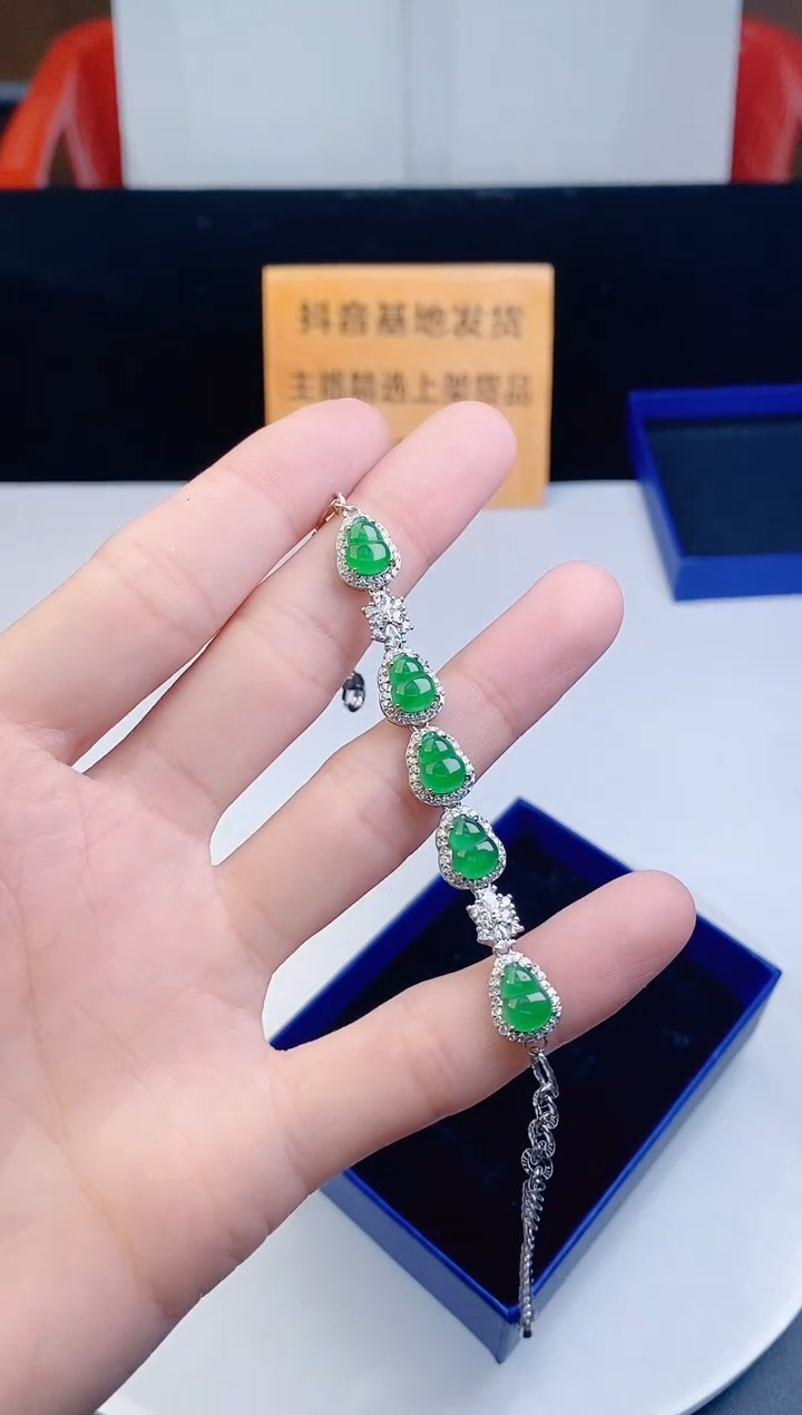 颈饰未镶嵌翡翠     