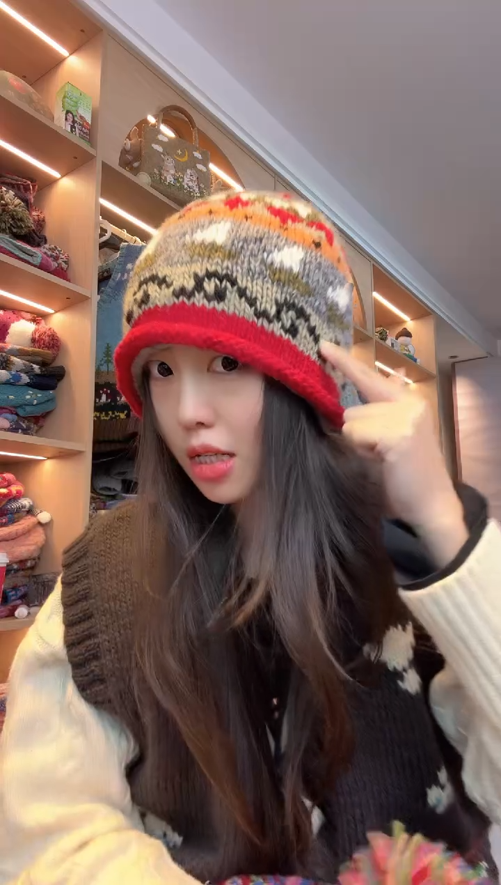 羊毛红色翻边帽  