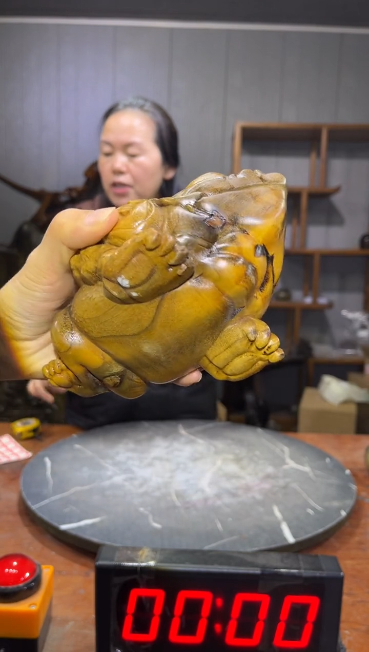 金丝楠刘*丰新料金蟾摆件
