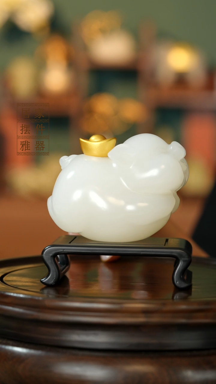 玉《元宝飞猪》摆件