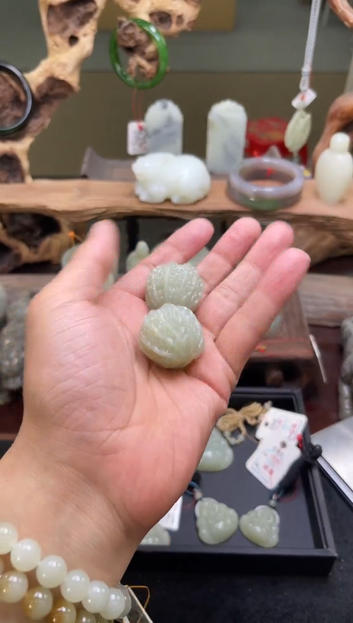 【闪购商品】和田玉未镶嵌吊坠且末迪克兰核桃一对