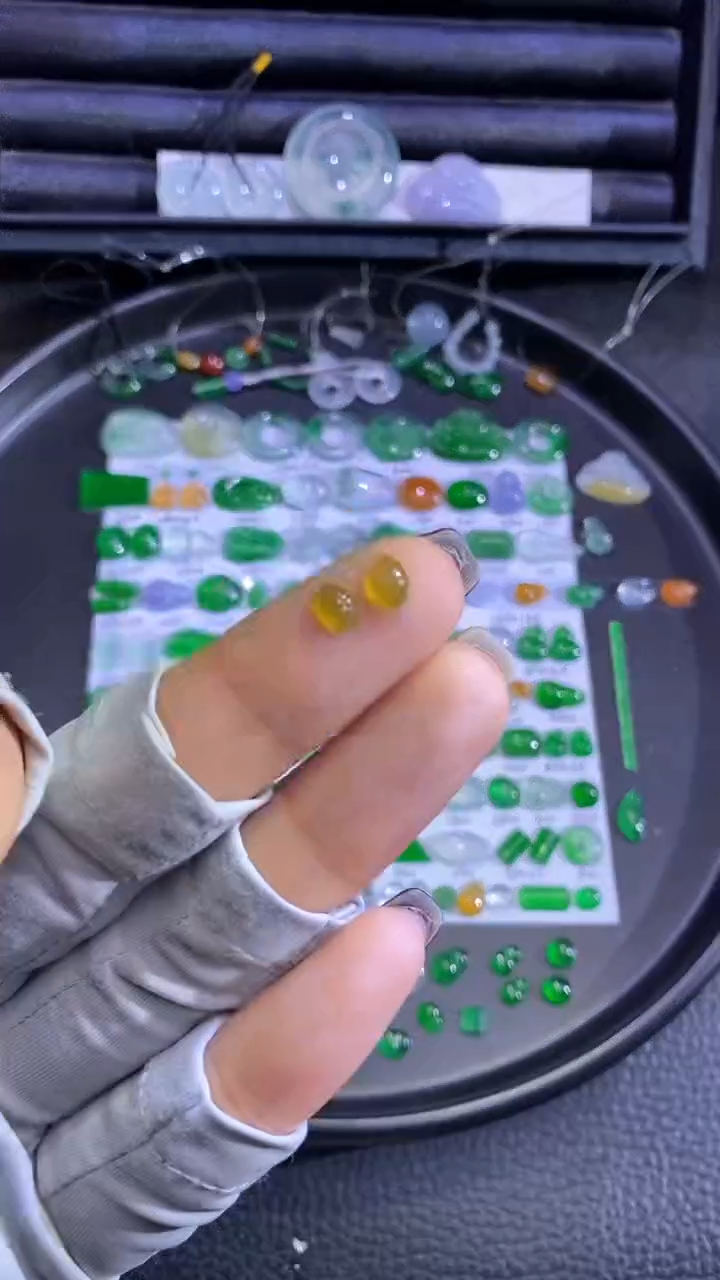 未镶嵌挂件翡翠蛋面