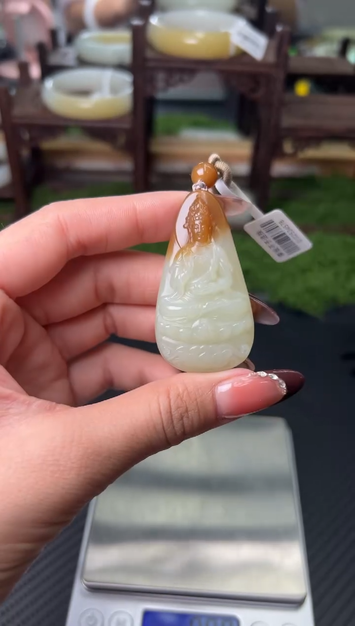 吊坠(赠链)未镶嵌和田玉若羌微色差吊坠