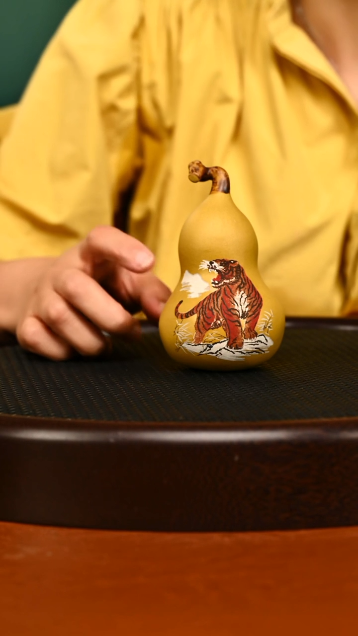 茶壶紫砂宜兴紫砂茶宠黄段上山虎