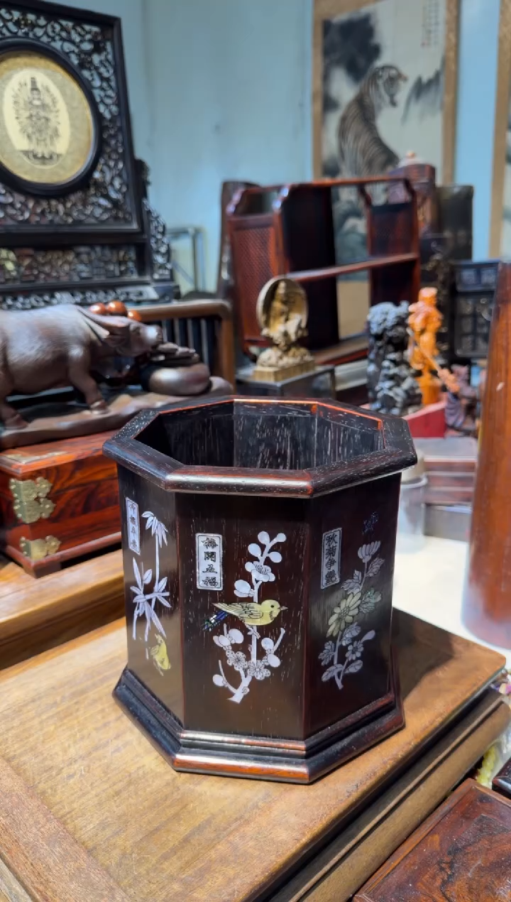 木杨**。紫檀多角笔筒
