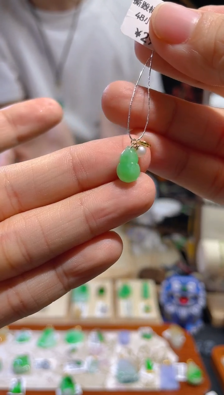 翡翠18K金镶嵌颈饰葫芦