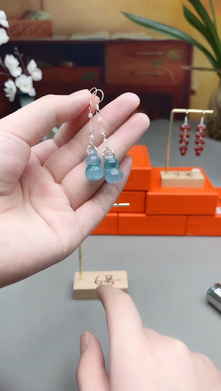 未镶嵌石英质玉（天山翠）耳钉飘花葫芦天山翠