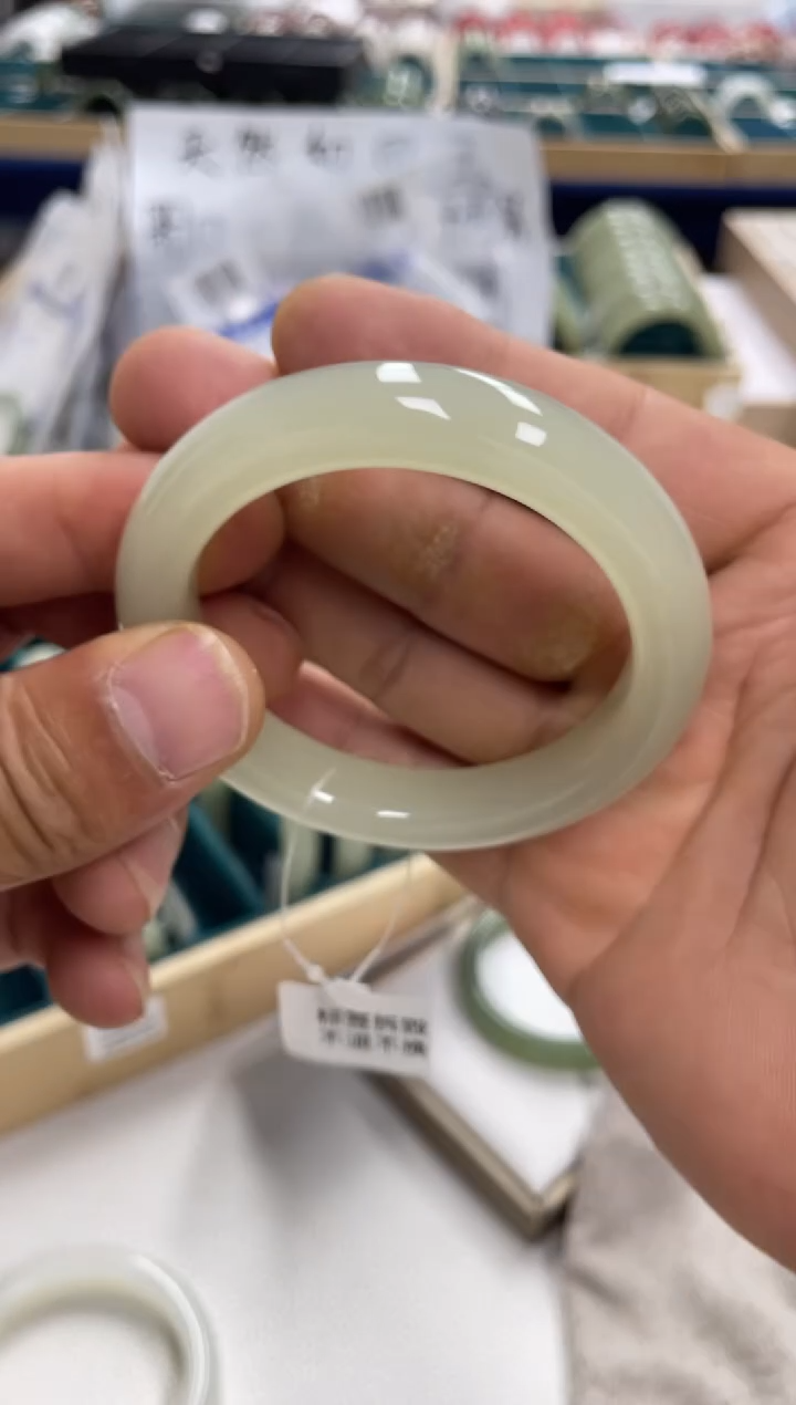 未镶嵌手镯和田玉在**方和田玉手镯327000