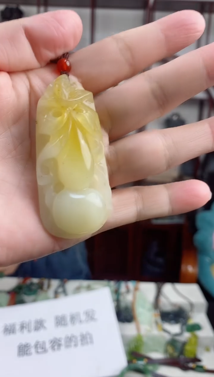 未镶嵌岫玉颈饰葫芦