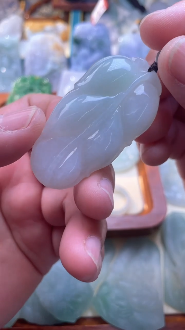 翡翠未镶嵌颈饰叶子